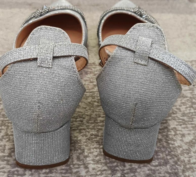 Sandale elegante argintii, Nr 39, branț  25 cm , toc 4,5 cm