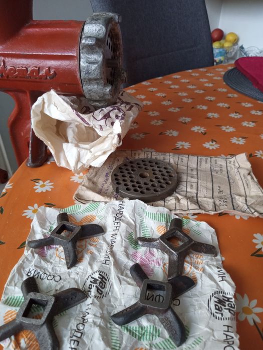 Стара българска ръчна месомелачка