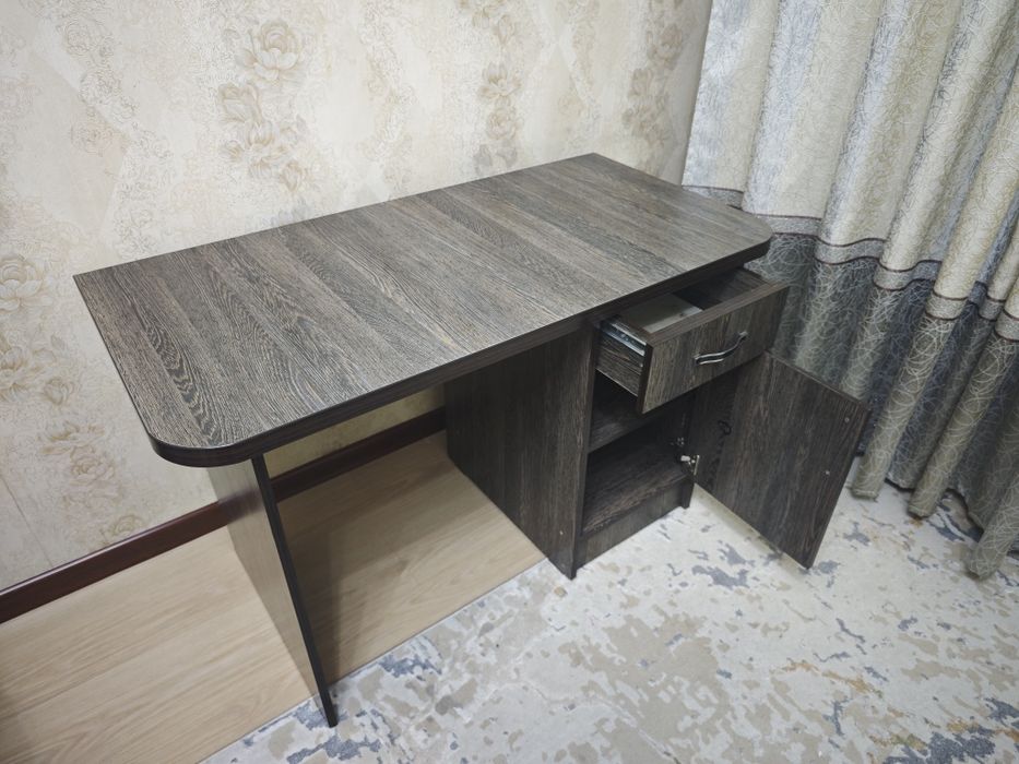 Продам письменный стол .
