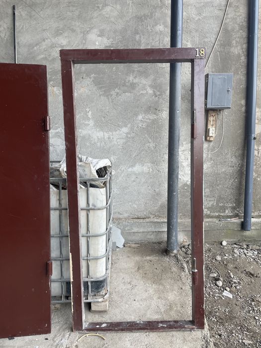 Железный ворота и дверь