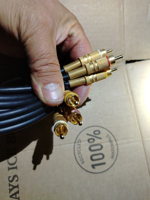 Cablu audio video cu trei mufe RCA metalice. Este ecranat