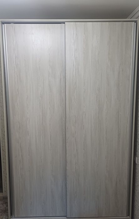 Kiyim shkafi sotiladi. Bo‘yi 2.40, uzunligi 1.50, eni 60 sm
