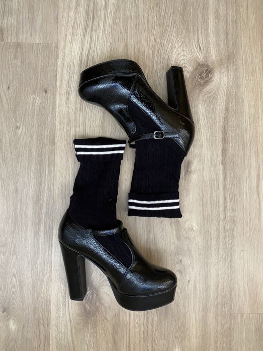 Затворени обувки на ток с чорап