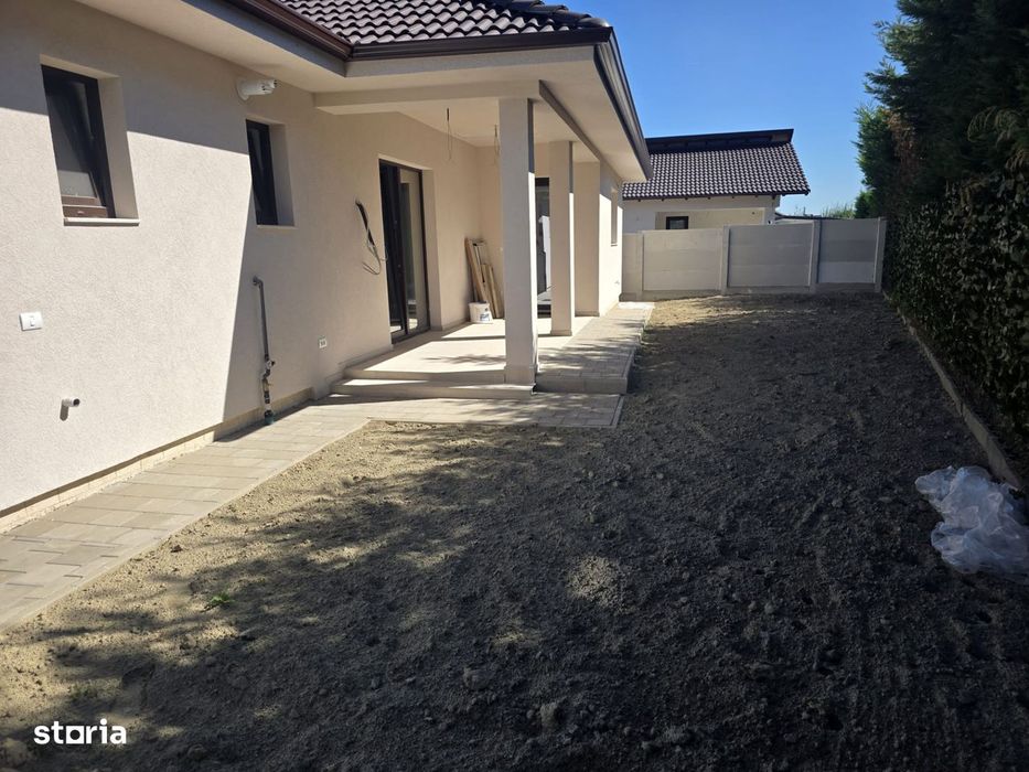Casa individuala de tip P in suprafata de 90 mp. si teren 370 mp., Alb