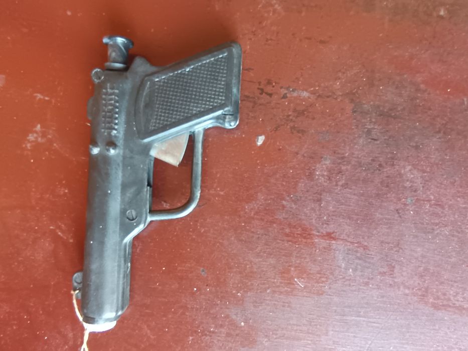 Pistol de jucărie f rarr romanesc