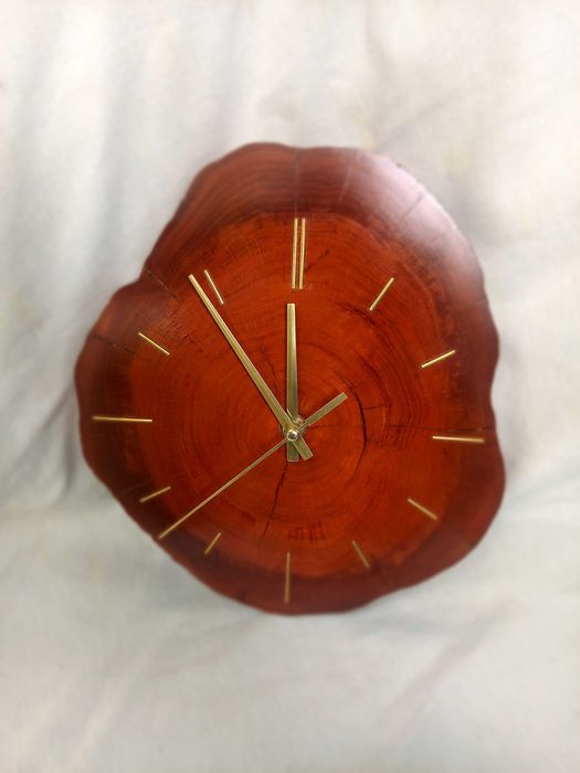 Стенен часовник от масивно дърво, ръчна изработка