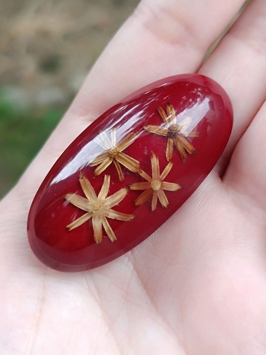 Veche brose din rasina cu flori