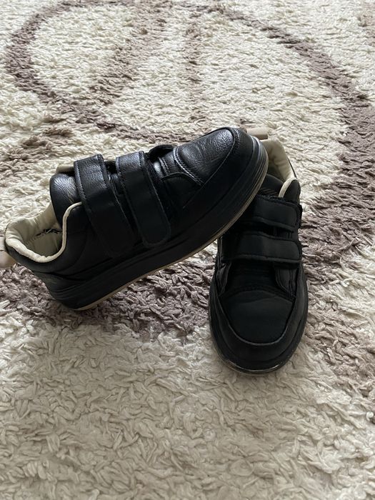 Продам детские кожанные кроссовки