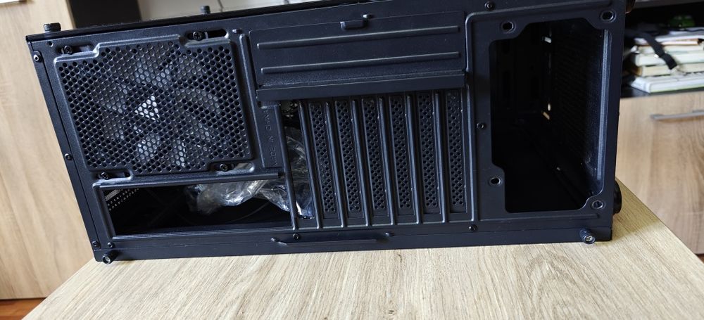 Vând carcasă Gaming AlphaGear Runesmith Black