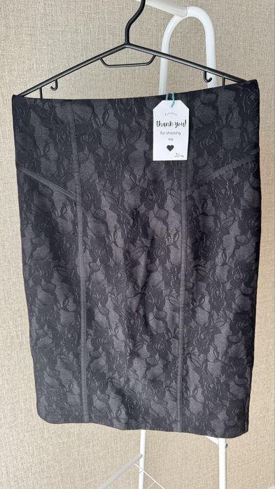 Черна дълбока дантелена пола, с дължина под коляното като нова.