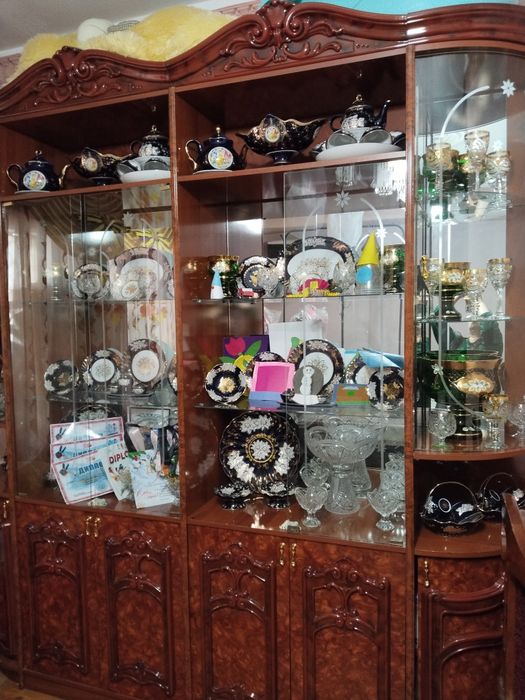 Сервант-витрина для посуды классический стиль