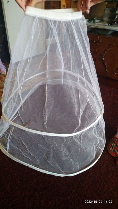 Белое бальное платье