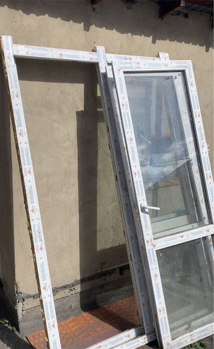 Продается дверь, два окна в одной раме. Дверь можно ставить