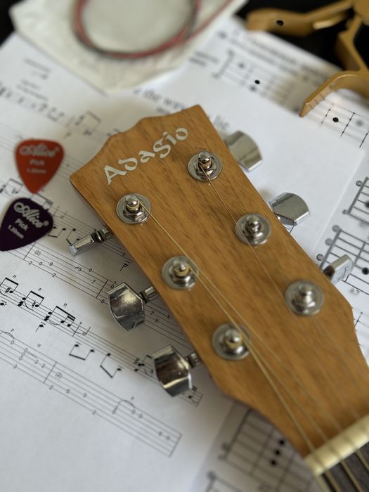 Акустическая Гитара Adagio с набором аксессуаров.