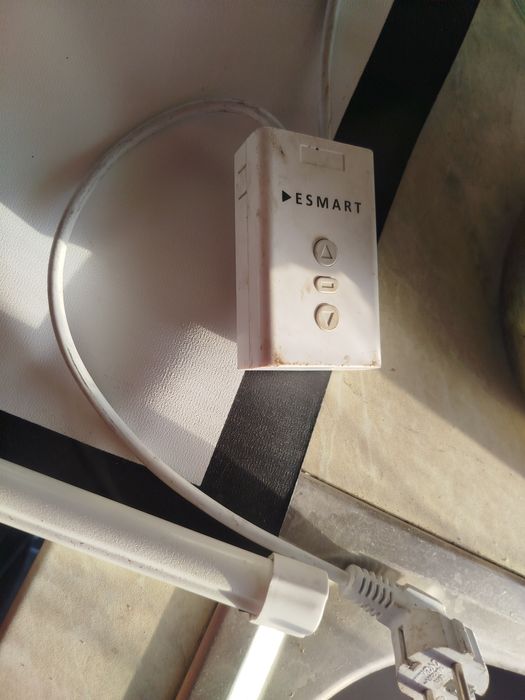 моторизиран екран за проектор 81 инча перфектен.