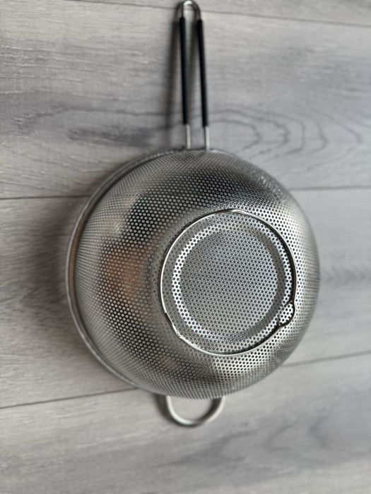 Новые миски, чашки, сито, дуршлаг