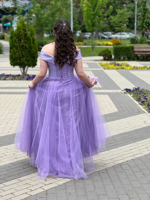 Продавам ЛИЛАВА БАЛНА РОКЛЯ с корсет