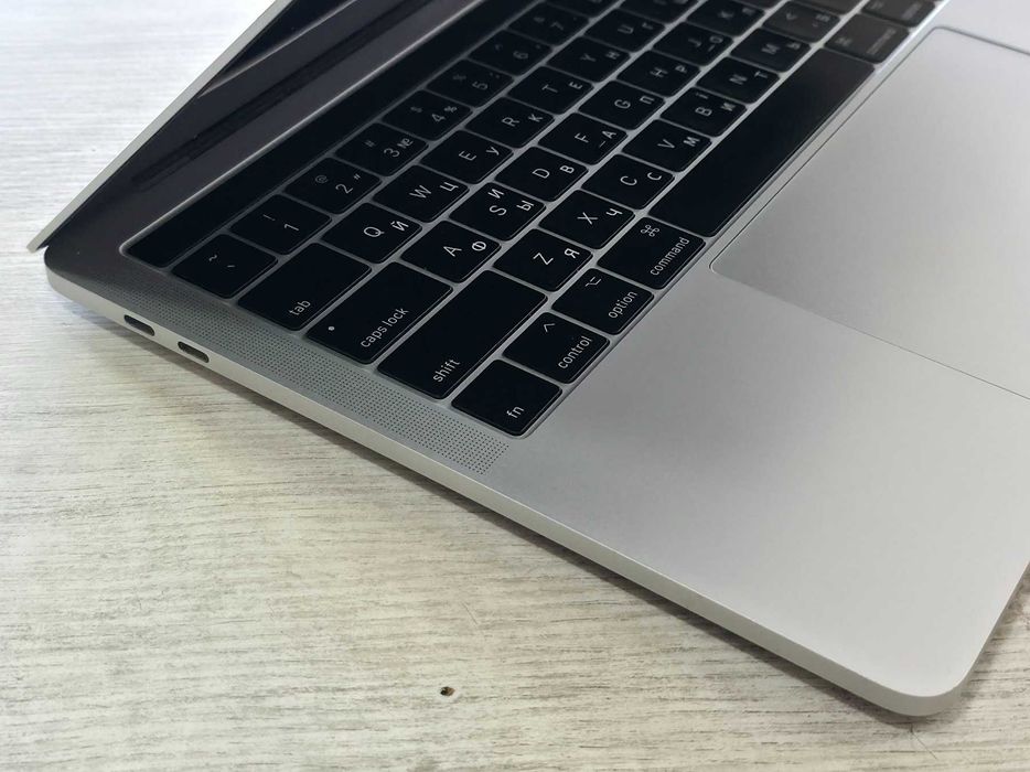 MacBook Pro 13" (2017) / i5 3.1 GHz / Touchbar / 256GB / 8 RAM
