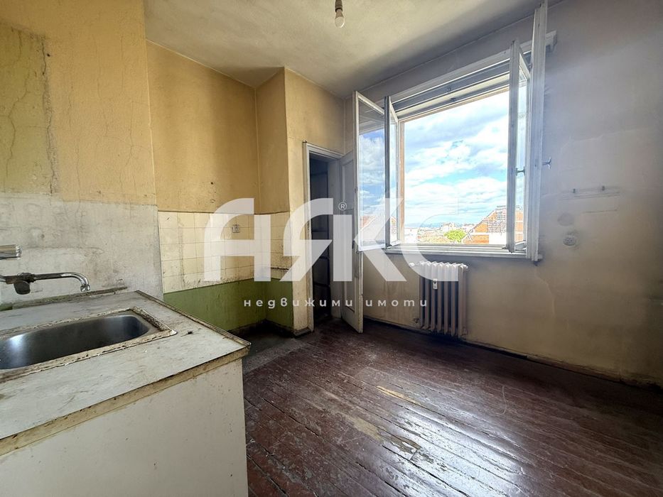 Тристаен апартамент в Центъра до МЕТРОСТАНЦИЯ