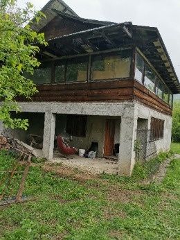 Casa nefinalizata și teren