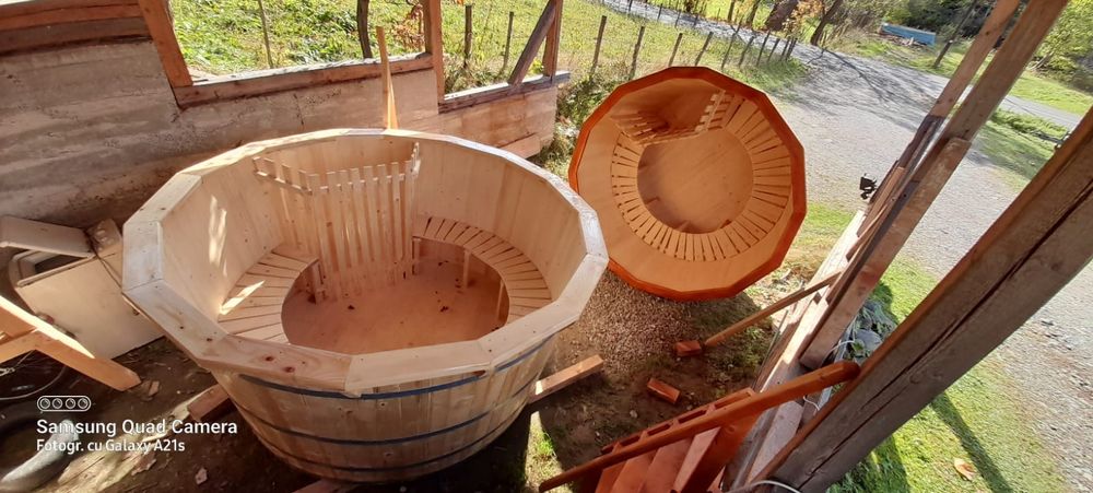 Дървено джакузи осигуряваше домашен уют и релакс в градината.