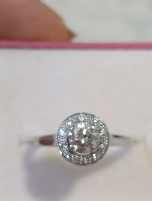Кольцо с крупным бриллиантом 0,5 карат.