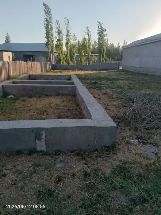 Uchatska sotiladi 5 sotix narxi kelishiladi.