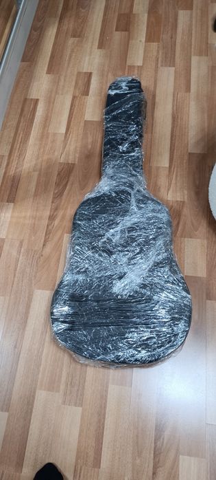 Гитара акустическая и чехол