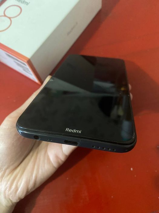 Redmi 8 A . 4/64 deyarli ideal