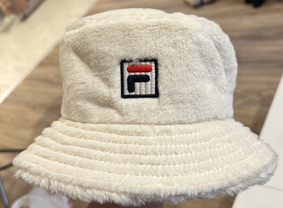 Нова бяла шапка Fila