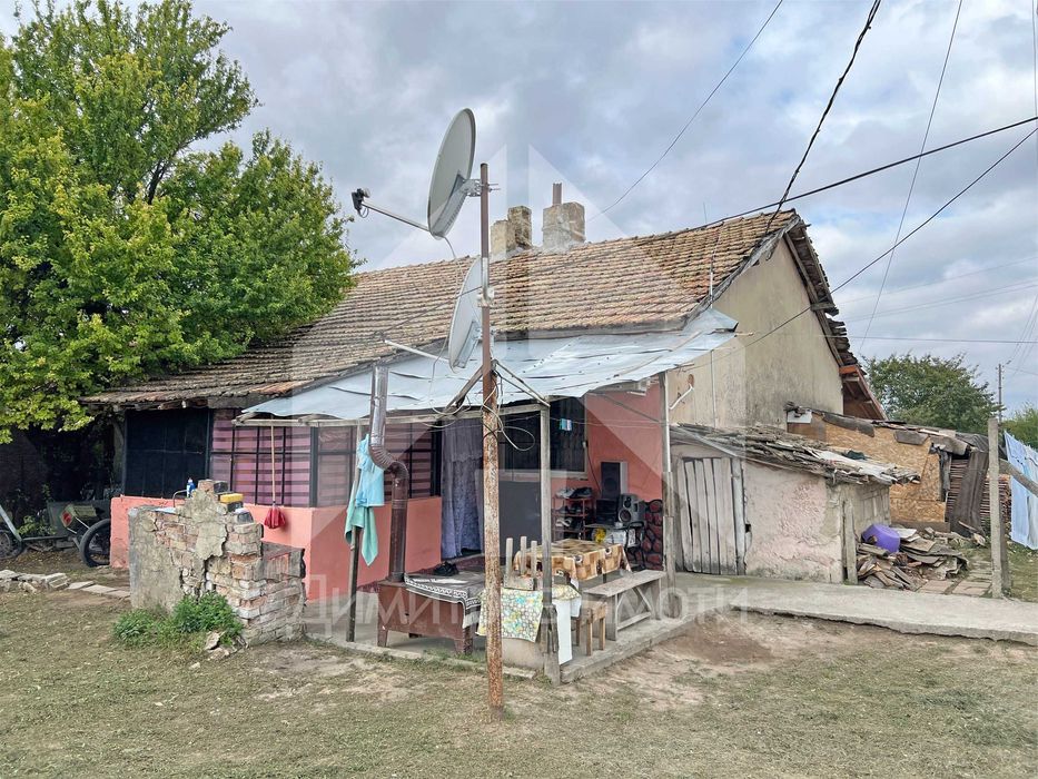 Продава самостоятелна, еднофамилна къща гр. Нови пазар - кв. Нииж.