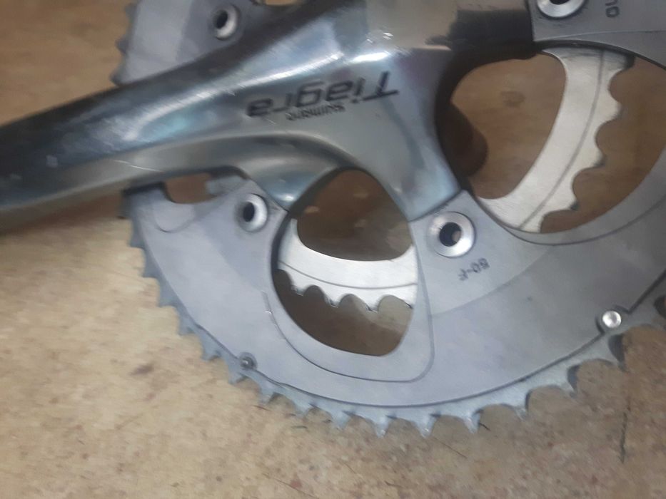 Shimano Тiagra 4600 / 170мм  Само десния курбел със плочите като на снимката, нямам ляв 170мм