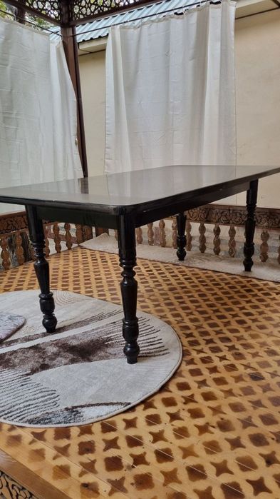 Продаётся удобный и большой стол.