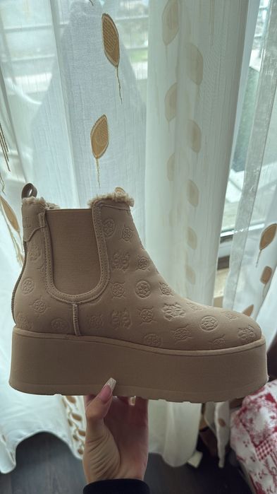 Бежови боти Guess