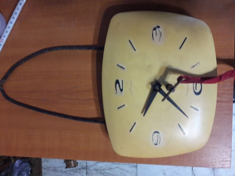 Черги и стар съветски часовник