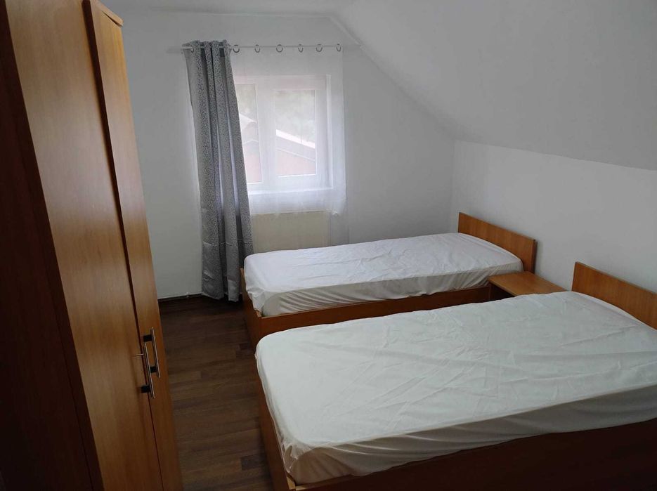 Închiriez  1 cameră 600 lei /lună/cheltuieli incluse -  în apartament 4 camere decomandat
