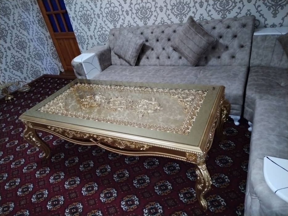 Mebelni ugolok va tilla rang stul sotiladi