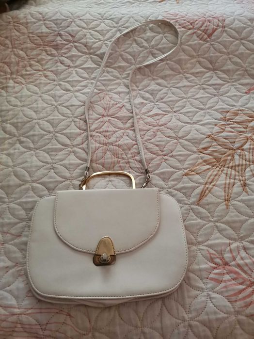 Бяла кожена чанта