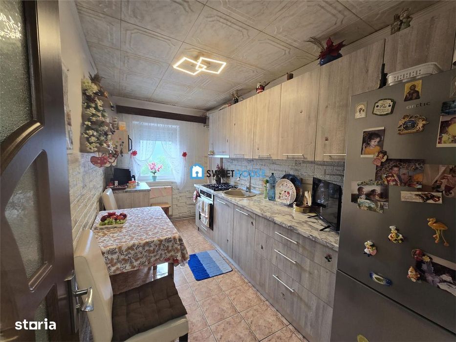 Apartament cu patru camere zona 1 decembrie