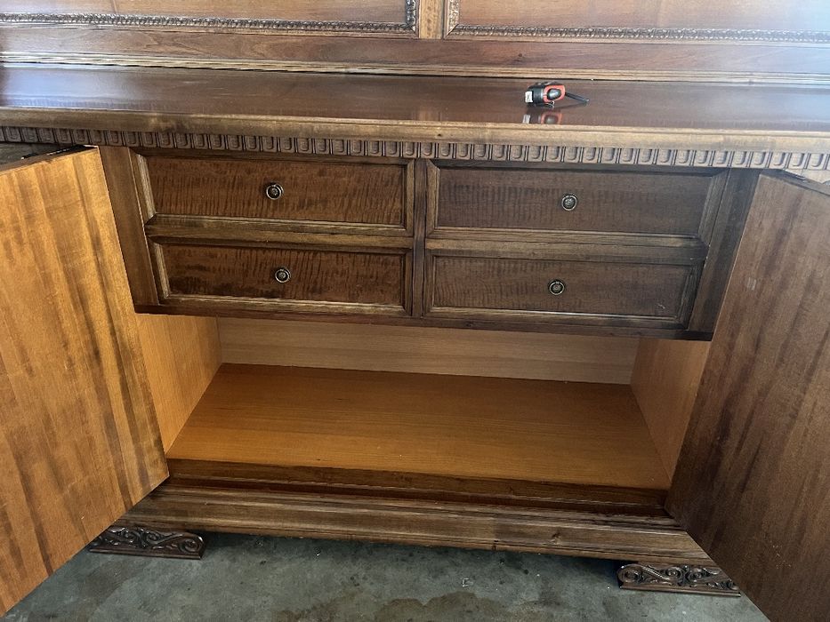 Vitrina din lemn masiv