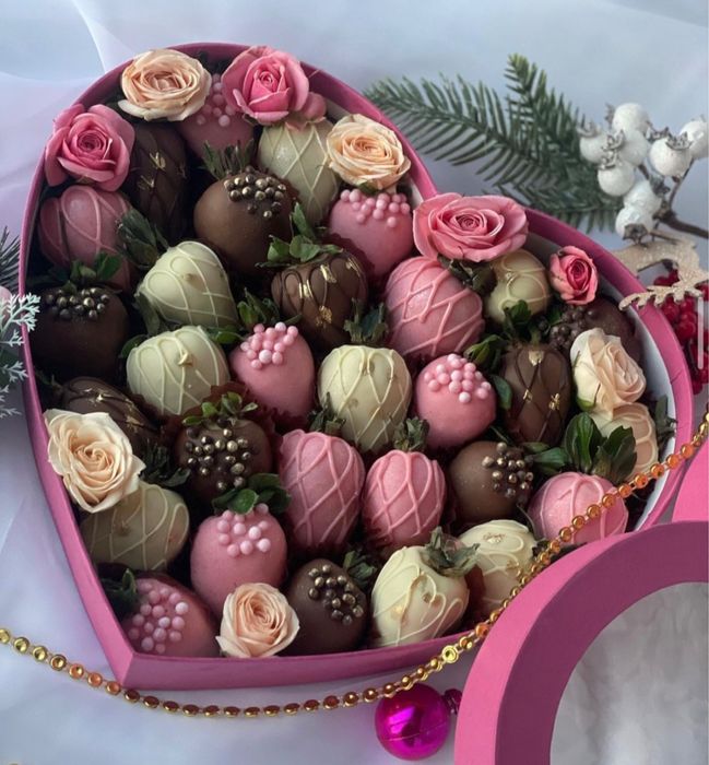 Клубника в шоколаде и фрукты в шоколаде