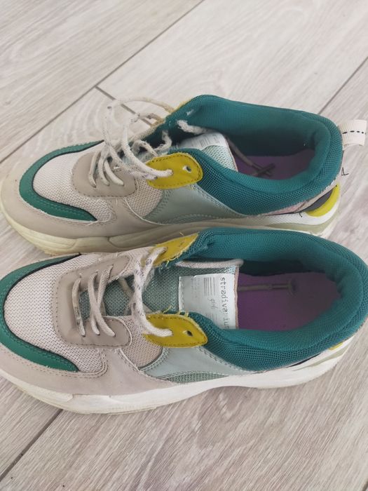 Бесплатно  кроссовки 36 размер.