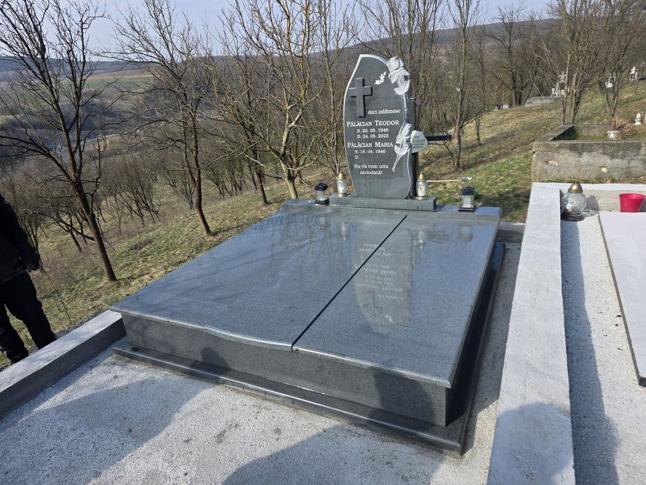 Monumente funerare