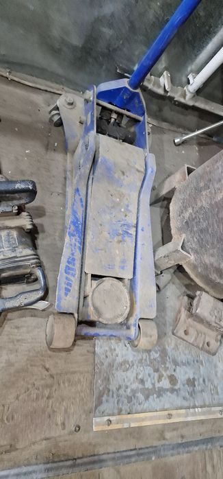 Продам подкатной домкрат 3.5 тонны