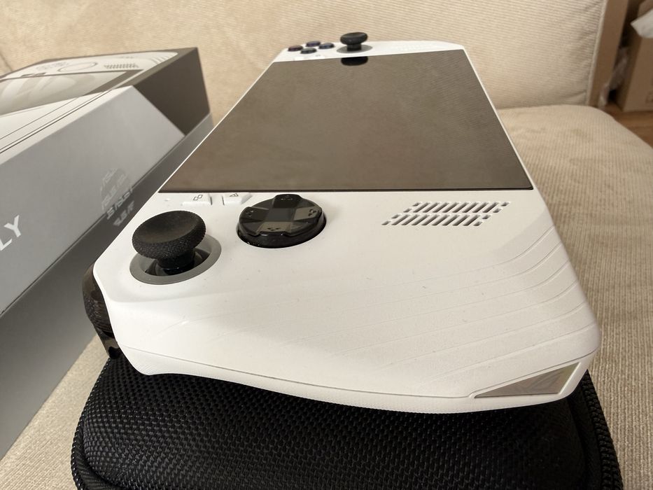 Asus ROG Ally RC71L Z1 Extreme 512GB – като нов, с калъф