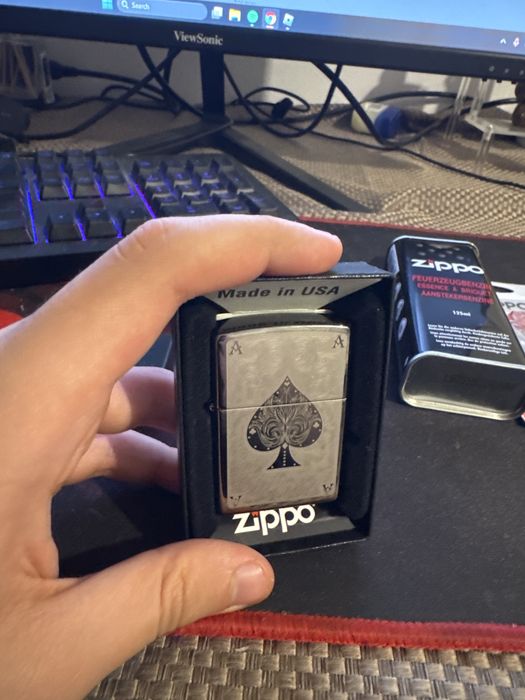 Bricheta zippo noua cu lichid flint si sfoara de reserva