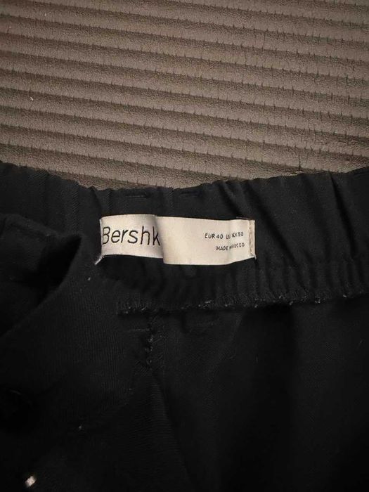 черные шорты bershka