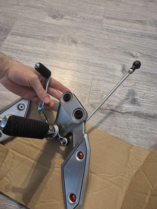 Scărițe Yamaha FZ1 cu pedale schimbător și frână în stare excelentă