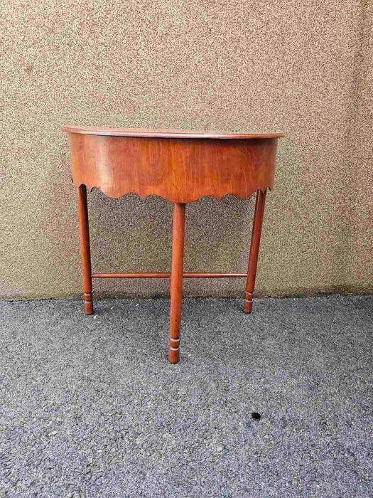 Шкаф с дърворезба