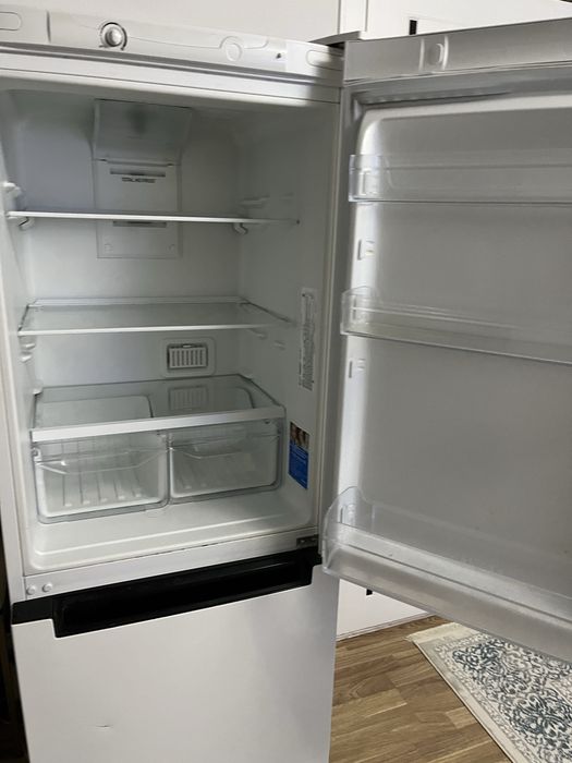 Холодильник Indesit, неисправен — на ремонт/запчасти